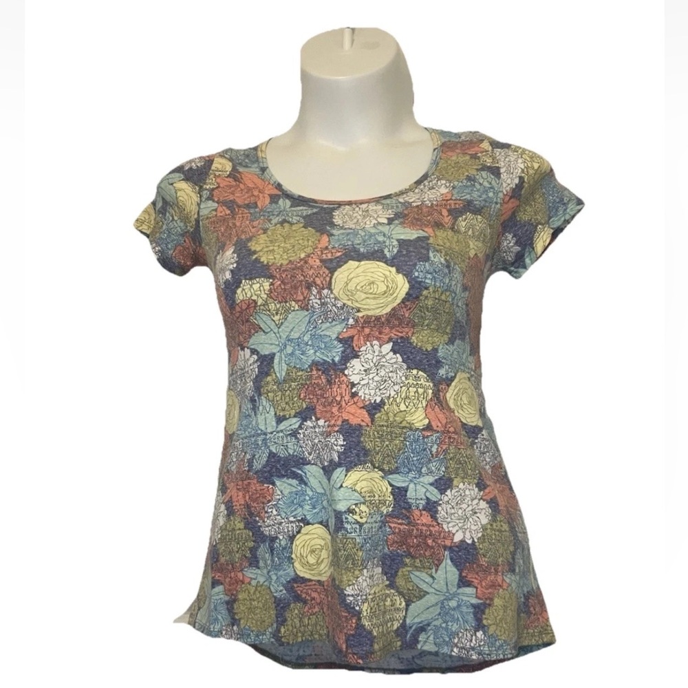 LuLaRoe XS Women's Buttery Soft Class T With Multi Colored Rose Pattern‎ NWT